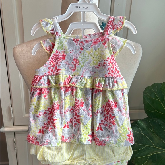 NEW Floral Baby Girl Infant 4-piece set: 2 shirts and 2 shorts Size 9 months - Picture 5 of 6